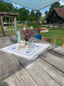 a table with a napkin and cups on top of it at Getreidekasten auf einer Lamafarm in Oberndorf an der Melk