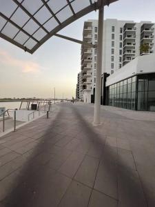 un passaggio pedonale in una città con edifici sullo sfondo di 2 bedroom apartment Wabi Sabi in Yas a Abu Dhabi