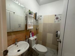 een badkamer met een wit toilet en een wastafel bij Sweed Dee Seaview Hostel in Phi Phi Don