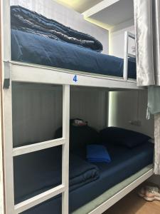 Bunk bed o mga bunk bed sa kuwarto sa Sweed Dee Seaview Hostel