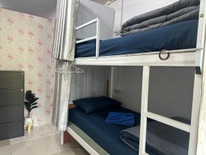 Kama o mga kama sa kuwarto sa Sweed Dee Seaview Hostel