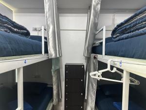 Bunk bed o mga bunk bed sa kuwarto sa Sweed Dee Seaview Hostel