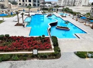 una vista aérea de una piscina en un complejo en Al dau heights, en Hurghada