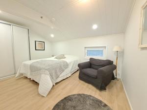 un dormitorio con una cama y una silla en Starvillas B302, en Kalajoki