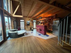 Großes Zimmer mit Badewanne und Küche in der Unterkunft Musik und Natur - Balboo - Bayrischer Wald - Sauna - Pool - Grillen in Spiegelau