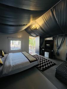 ein Schlafzimmer mit einem großen Bett und einem Kamin in der Unterkunft THE CANVAS LONAVLA in Lonavla