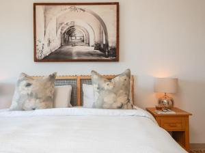 - une chambre avec un lit et une photo sur le mur dans l'établissement Siesta, à Ballito