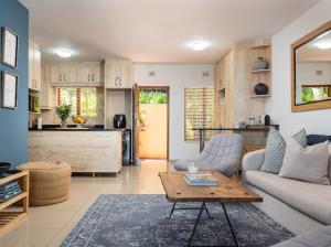 un salon avec un canapé et une table dans l'établissement Siesta, à Ballito 21 autres photos