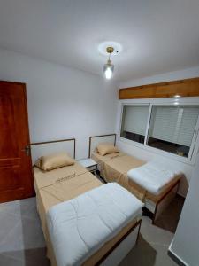 Un pat sau paturi într-o cameră la مجمع السباعي