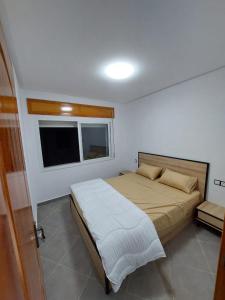 Un pat sau paturi într-o cameră la مجمع السباعي