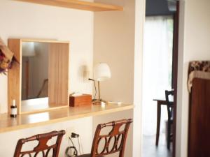 stół jadalny z 2 krzesłami i lustrem w obiekcie Goto - House - Vacation STAY 66191v w Gotō