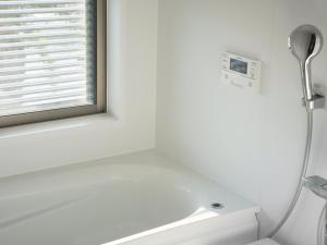 biała łazienka z oknem i toaletą w obiekcie Goto - House - Vacation STAY 66191v w Gotō