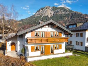 een wit huis met een berg op de achtergrond bij Haus Starlet in Oberstdorf