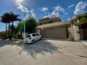 Orbit Residency F-7 في اسلام اباد: سيارة بيضاء متوقفة أمام منزل