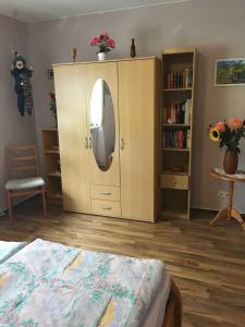 Ferienwohnung "Am Habichtsberg" : غرفة نوم مع خزانة مع مرآة وسرير