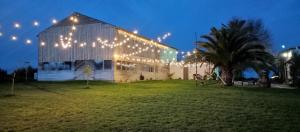 Un granero con luces de Navidad en el costado. en Rancho Jardines de Marchenilla, en Alcalá de Guadaira