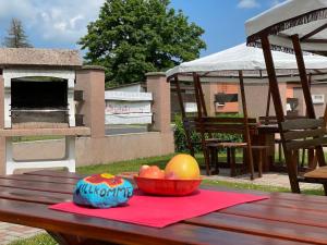 una mesa con un bol de fruta en una servilleta roja en Ferienlandhof Mistorf, 