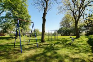 un parc avec une balançoire installée dans la pelouse dans l'établissement Ferienlandhof Mistorf, 