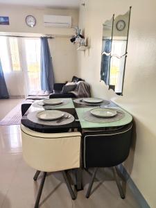 d'un salon avec une table et des plaques de cuisson. dans l'établissement 1 Bedroom Deluxe in Parañaque, à Manille