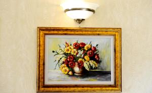 a picture of a painting of a vase of flowers at Pensiunea Junior in Cluj-Napoca