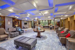 a lobby with a waiting room with chairs and a table at THE 1O1 Bandung Dago in Bandung