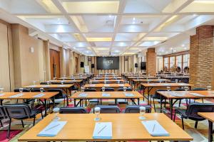 Restoran või mõni muu söögikoht majutusasutuses THE 1O1 Bandung Dago