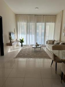 Posezení v ubytování Lovely 1-bedroom apartment in the heart of Dubai marina