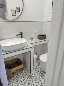 アルミロポタモスにあるMELI-IOSのバスルーム(洗面台、トイレ、鏡付)