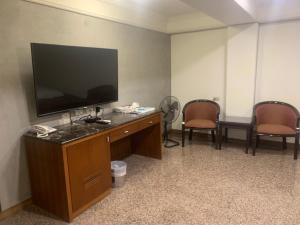 TV a/nebo společenská místnost v ubytování Wuzhou Hostel