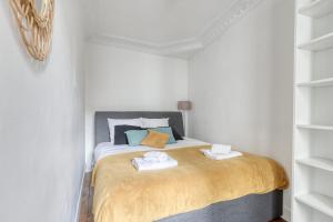 Tempat tidur dalam kamar di Lovely & authentic Flat - Parc des Expos - Paris 15