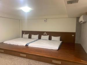 Postel nebo postele na pokoji v ubytování Wuzhou Hostel + 4 fotografie