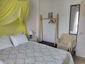 アルミロポタモスにあるMELI-IOSのベッドルーム1室(ベッド1台、椅子、窓付)