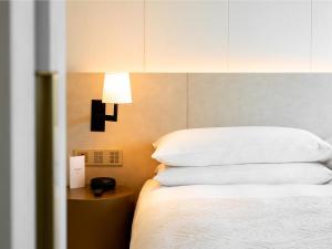 Cama ou camas em um quarto em The Singapore EDITION