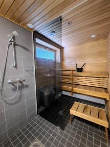 baño con ducha con banco y ducha en Hilmantori 209, en Kalajoki