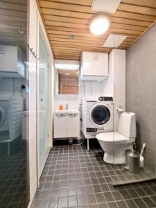 y baño con lavadora y aseo. en Hilmantori 209, en Kalajoki