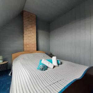a bedroom with a bed with two towels on it at MD 52 - Élégante Maison avec Terrasse in Mers-les-Bains
