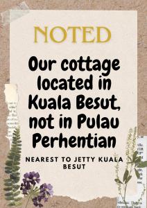 un cartel que dice modificado nuestra casa de campo ubicada en el complejo Kualoa no en polaco en Abe cottage, en Kampung Kuala Besut