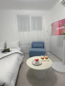 Cette chambre comprend un lit, une table et une télévision. dans l'établissement Jeongdam, à Séoul