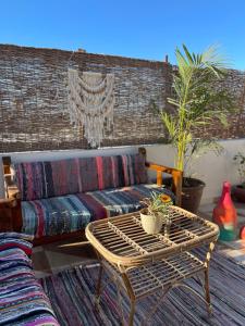 ein Sofa und einen Couchtisch auf einer Terrasse in der Unterkunft La Casa Budget in Marsa Alam City