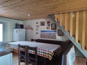 ein Esszimmer mit einem Tisch und einer Treppe in der Unterkunft San Carlo in Chiavenna