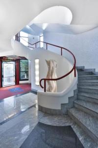 ein Gebäude mit einer Treppe mit einer Statue in der Mitte in der Unterkunft Best Western Hotel Solaf in Medolago