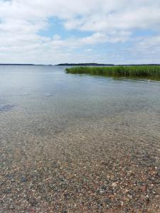 uma grande massa de água com pedras e relva em Topsala Seaside em Houtskari