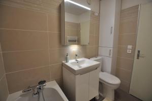 un bagno con lavandino e WC di Serresj202 a Le Touquet-Paris-Plage