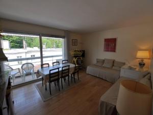 un soggiorno con un tavolo e un divano di Serresj202 a Le Touquet-Paris-Plage