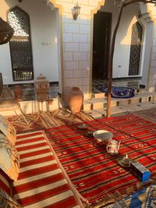 um quarto com um tapete no chão com uma lareira em Golden Palm Oasis em Fulayj al Mashāʼikh