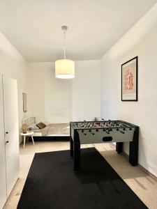 Apartment Lea - Old Town في براتيسلافا: غرفة مع طاولة كرة قدم أمام غرفة النوم