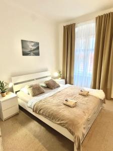 1 dormitorio con 1 cama grande y 2 almohadas en Apartment Lea - Old Town, en Bratislava