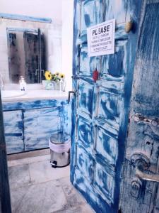 Vonios kambarys apgyvendinimo įstaigoje Τraditional seaside room HOMER