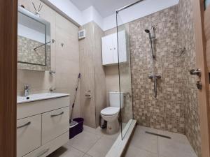 een badkamer met een douche, een toilet en een wastafel bij Promenada 1-4 in Mamaia Nord – Năvodari