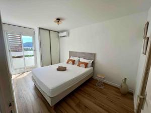 Tempat tidur dalam kamar di Bel appartement vue mer - Mafat'appart